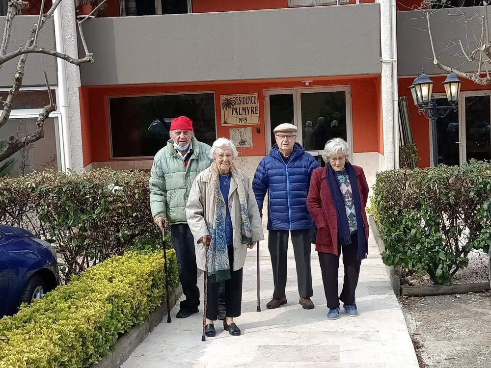 Un groupe de séniors en extérieur